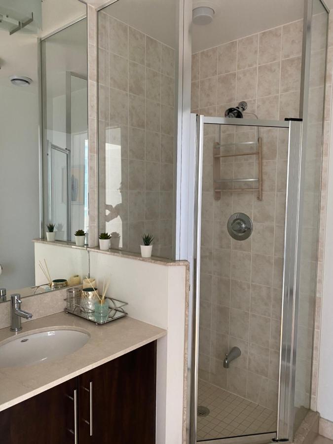 Toronto Cn Tower Maple Leaf Square Luxurious 2 Bedroom Condo Luaran gambar